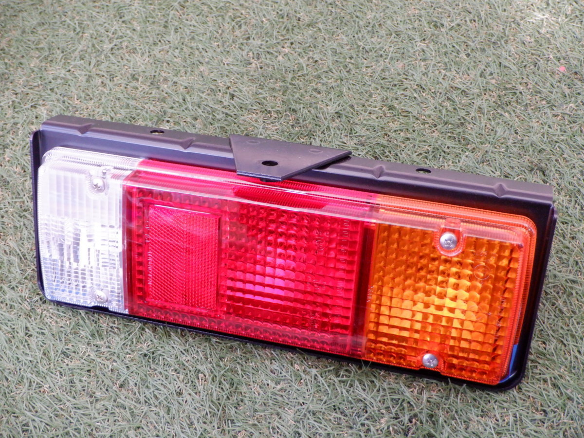 新車外し トヨタ純正 ダイナ カーゴ トヨエース デュトロ テールライト テールランプ ステー付き 12V 右側 レンズ品番 36-10 キレイ拍卖