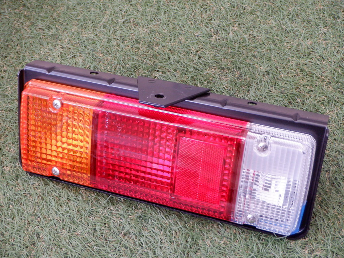新車外し トヨタ純正 ダイナ カーゴ トヨエース デュトロ テールライト テールランプ ステー付き 12V 左側 レンズ品番 36-10 キレイ拍卖