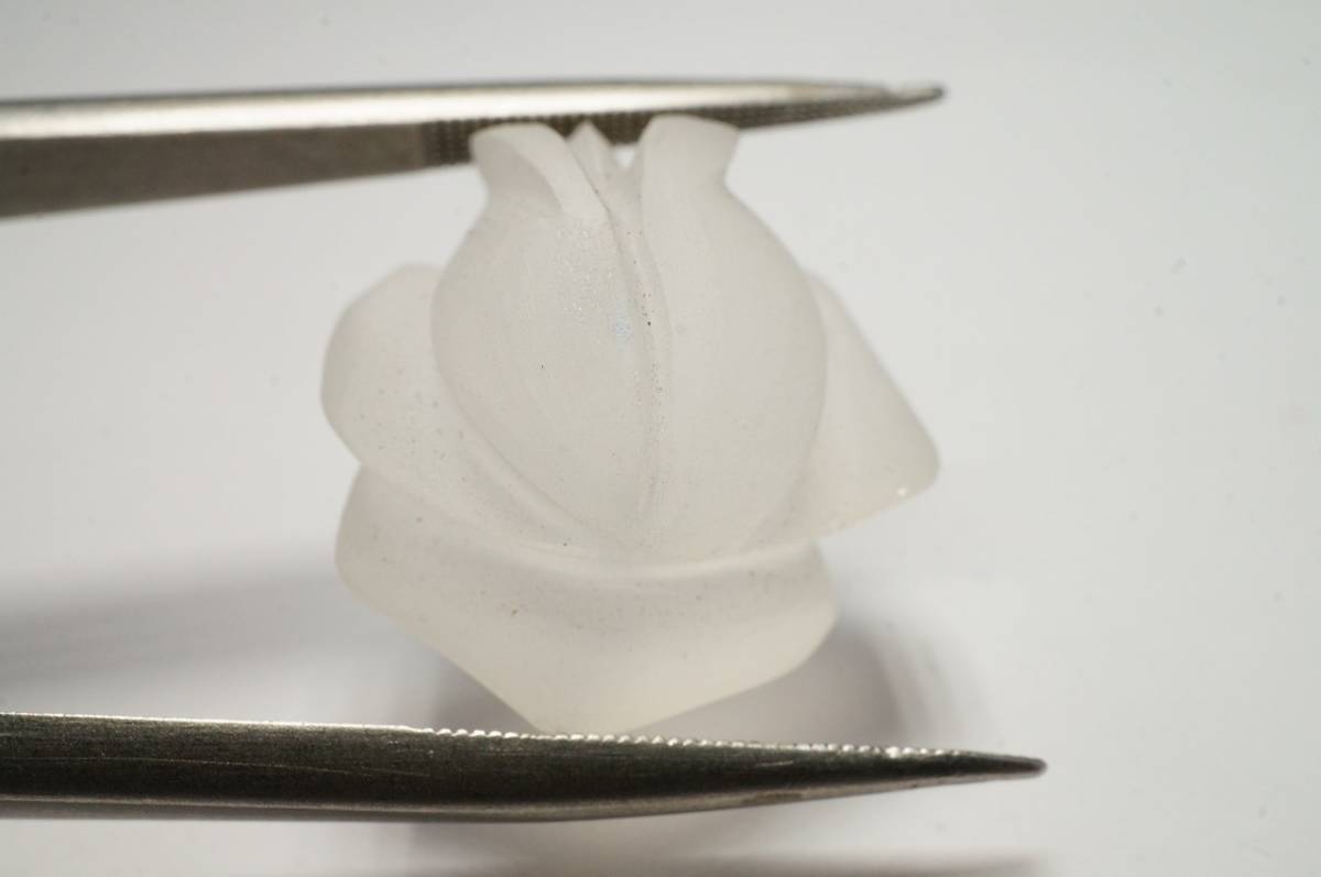 【限定即決価格!高級宝飾品用ルース】希少!35年前の原石を加工彫刻!天然水晶(白水晶)「薔薇」彫刻研磨高透明度13.9ct甲府で彫刻研磨拍卖