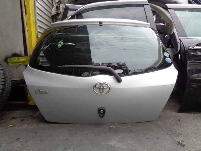 ヴィッツ KSP90 純正 バックドア AssY 送料はシステム上 無料 と表示されますが西濃着払い発送です。拍卖