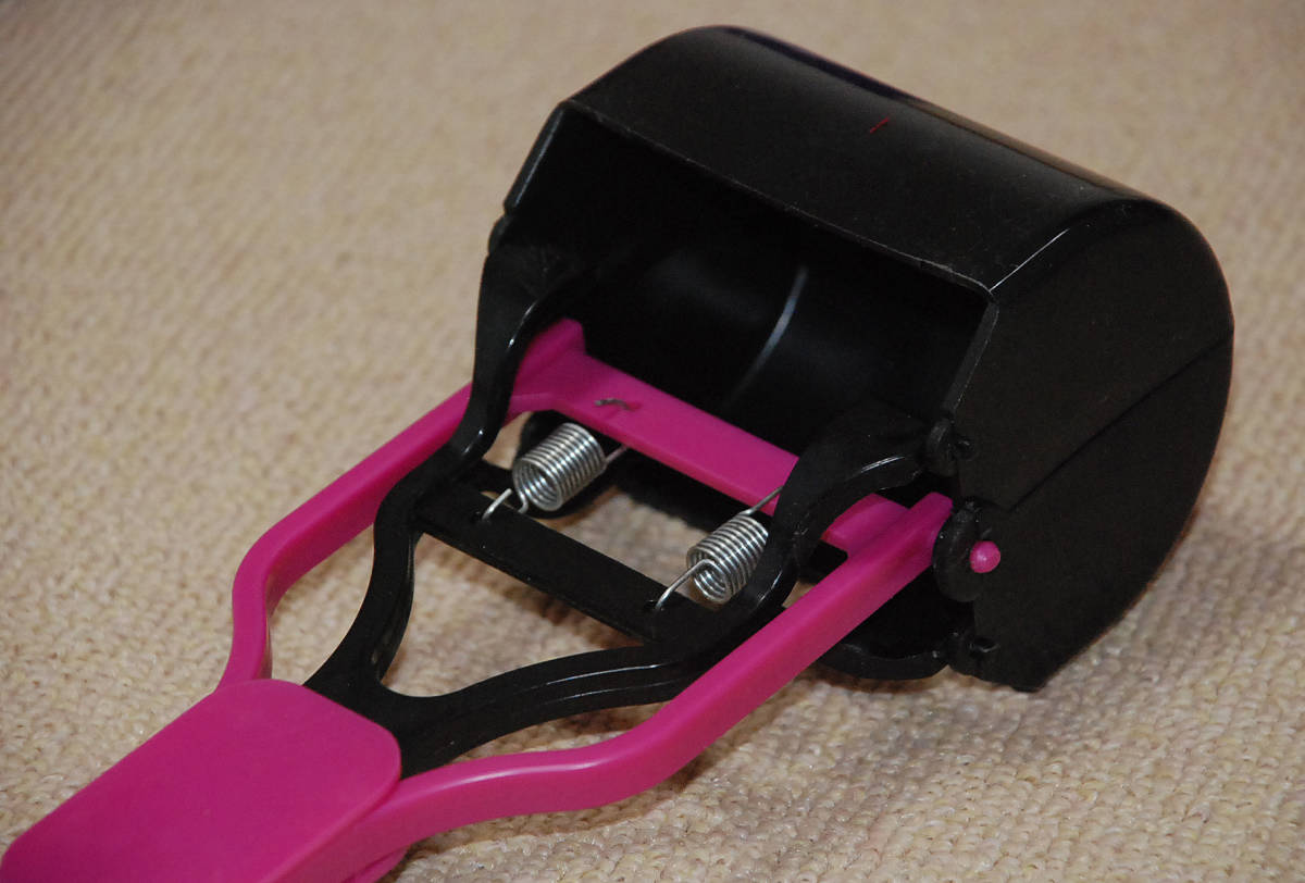 便利グッズ/手を汚しません犬用フン取り/トイレスコップ片手で簡単 ロングハンドル糞キャッチャー/パープル/新品拍卖