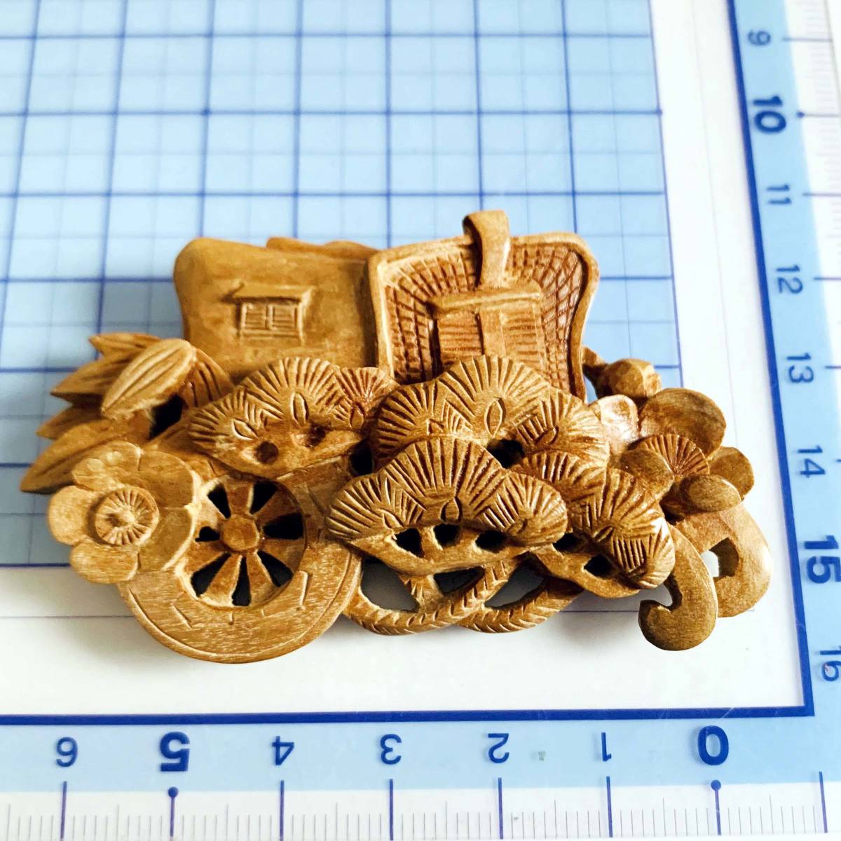 美品 「光山」在銘あり 松竹梅 御所車 木の彫刻 珍しい 帯留め No.5203拍卖