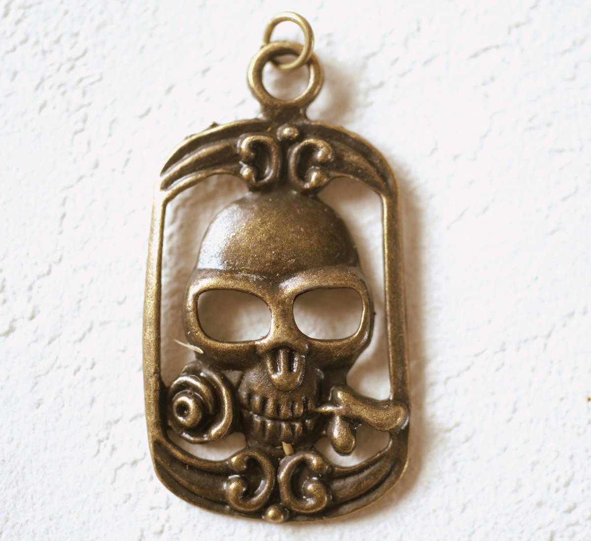 ■即決■薔薇をくわえた髑髏 骸骨 スカル ゴシック・メタルチャーム拍卖