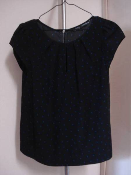 格安ガーリー可愛い・ZARA(ザラ)・黒系ドット系柄地・高級ショートスリーブ(パフスリーブ系)デザインブラウス M拍卖