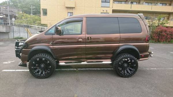 三菱 デリカ 取り付け例あり V6エンブレムtype3 3Dタイプフロントリアフェンダーに拍卖