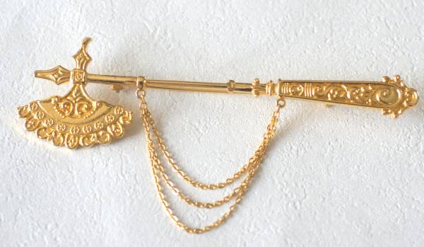 大きめ ゴールドの斧の形のブローチ拍卖