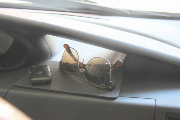 車内 スマホ ipod iphone 滑り止めシート ノンスリップシート カット可 スマートフォン アイフォン 携帯 小銭 サングラス 内装 車 カー用品拍卖