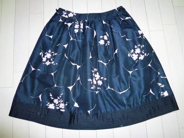 ★TO BE CHIC★取り外しリボン付フェミニンスカート 黒地にピンク小花模様 40(9号)拍卖
