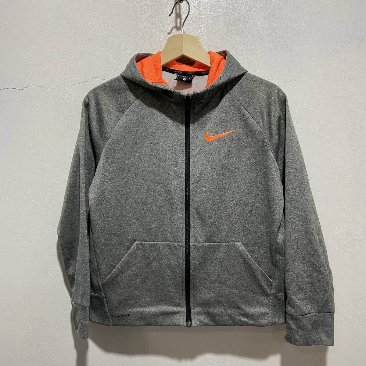 ☆送料無料☆NIKE☆キッズ用フルジップパーカー☆DRI-FIT☆スウェットジャージ素材☆グレーオレンジ☆キッズL☆e22拍卖