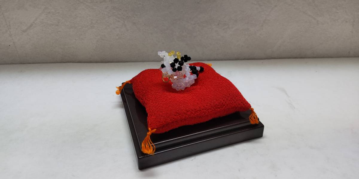 「乳牛・スワロスキービーズ・ハンドメイド」未使用・透明ケース付【送料無料】「おかあさんのお針箱」00200344拍卖