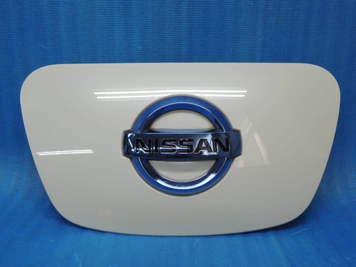 ・ ZAA-ZE0 リーフ G 純正 充電 チャージポート カバー エンブレム 充電口 QX1/ホワイトパール N-4804拍卖