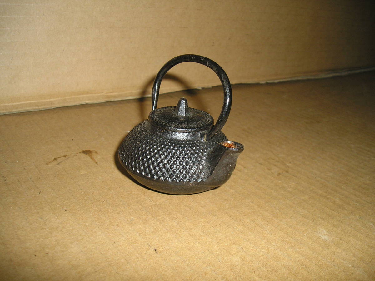鉄瓶 ◆ 小さな鉄瓶 ◆ 幅6.3 奥7.5 縦6.7 【保管 103】拍卖