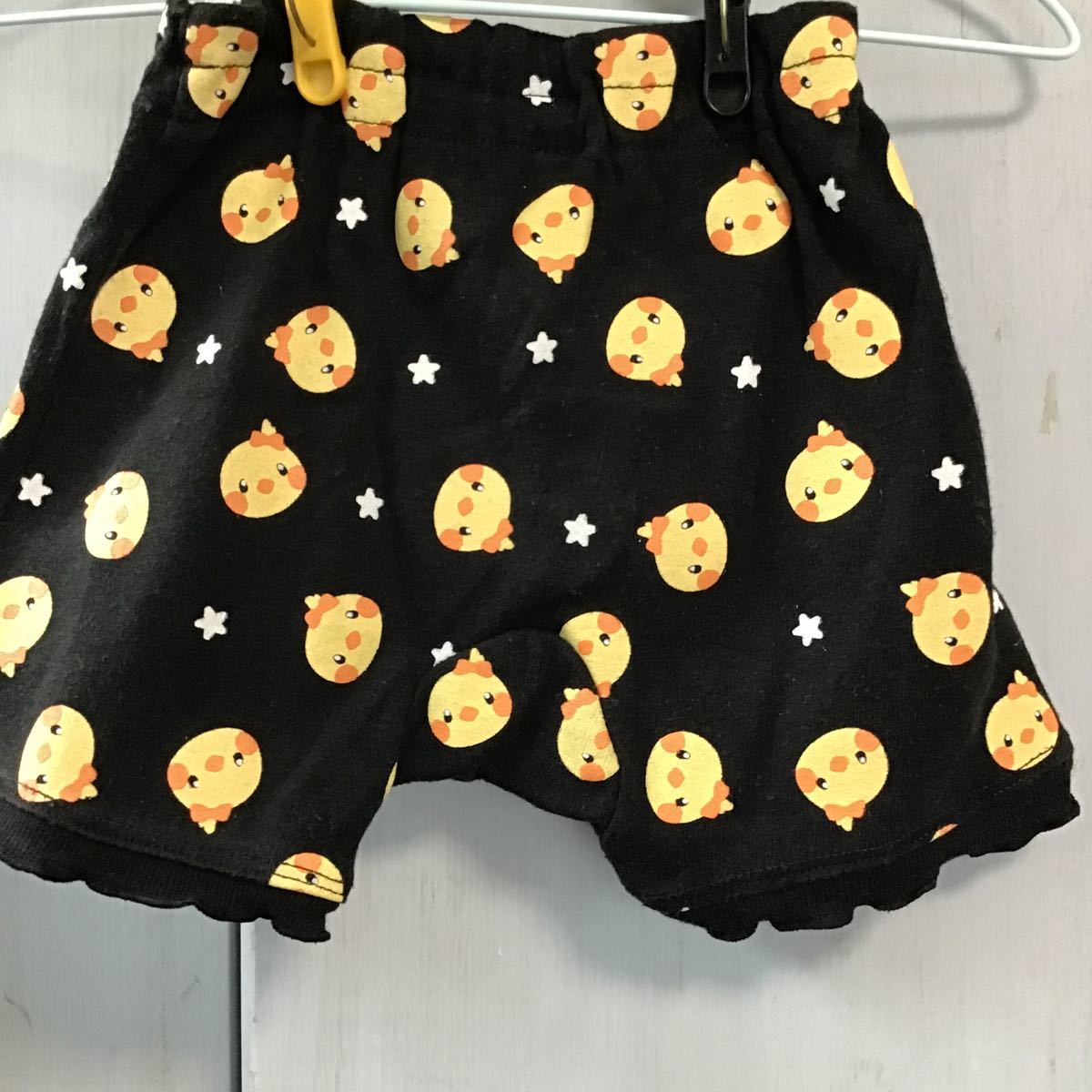 used 子供服 「 ひよこ柄 90cm ショートパンツ 」黒色 / 女の子/綿60% / ウエスト ゴムで履きやすい / タグに記名があったため塗り潰し有拍卖