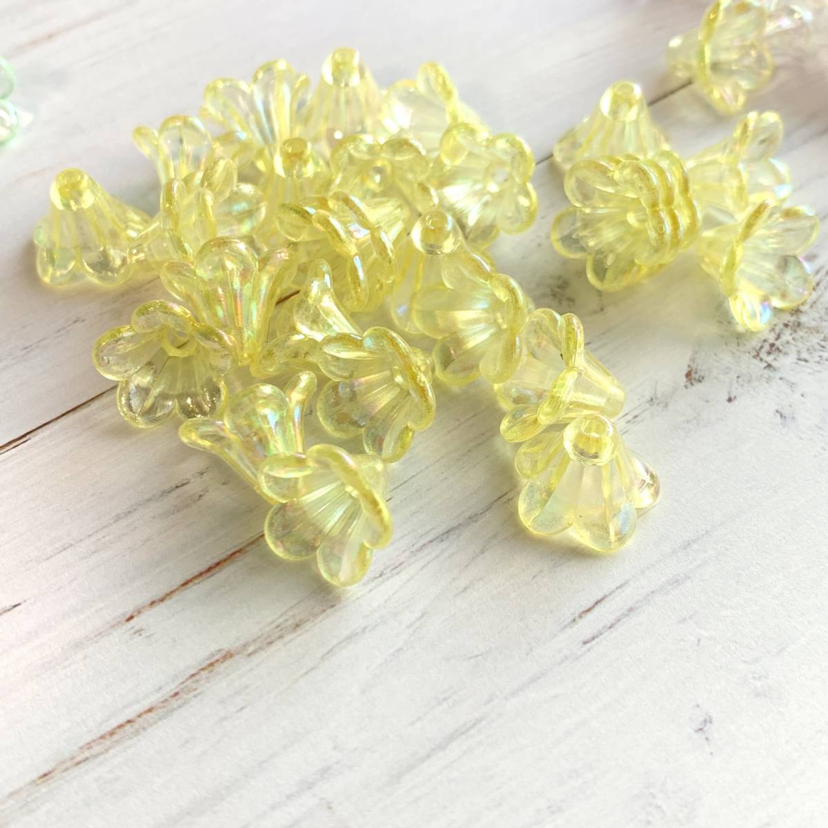 アクリルビーズ  オーロラカラー ベルフラワー イエロー 50個拍卖