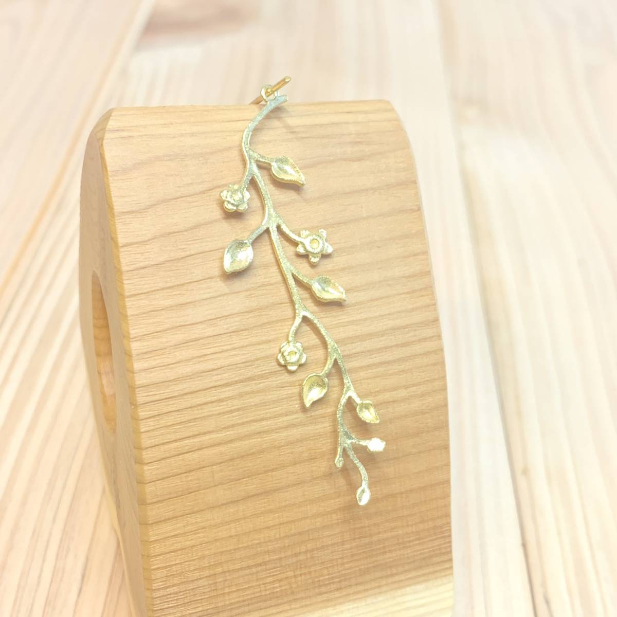 ハンドメイド クラフト パーツ チャーム お肌に優しい 枝と葉っぱとお花 チャーム 1個拍卖