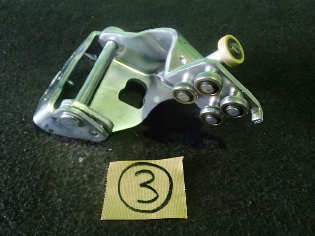 【2506】平成20年式 ekワゴン H82W 左スライドドア部品 センターローラー 5760A103拍卖