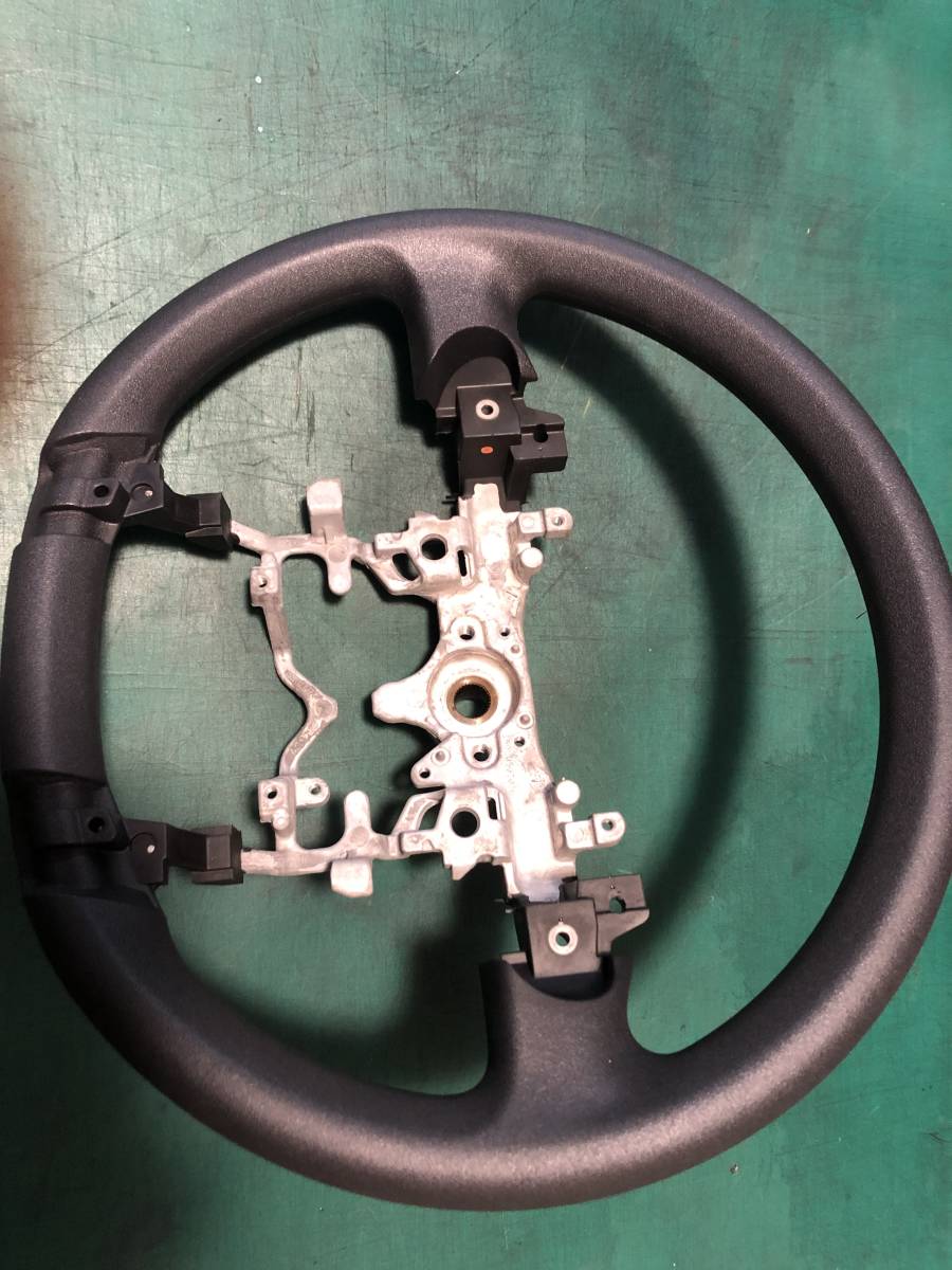 トヨタ 純正 ウレタンステアリングハンドル 新車外し品になります。アクア・プリウスにも合います拍卖