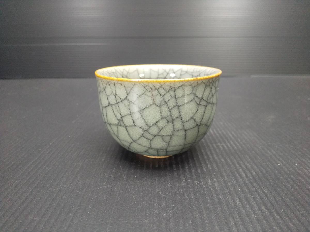 青瓷ぐい呑 圓田拓男作 美術年鑑掲載作家 共箱 青瓷 青磁 盃 酒盃 酒器 ぐい呑 ぐい呑み 陶芸作家 有田焼 手作り やきもの拍卖