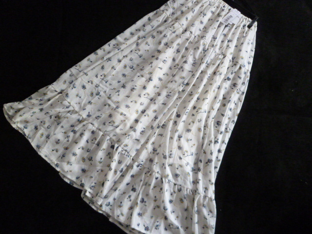 【新品】merlot□白小花柄裾フリルティアードフレアーロングスカートF/イチオクホワイト□SK67拍卖