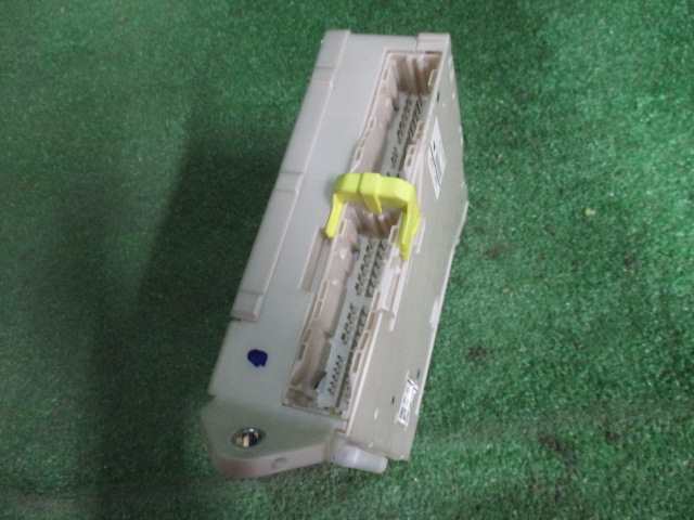 【A45007】◇ ノア ZRR70G ヒューズボックス 運転席側 82730-28380拍卖