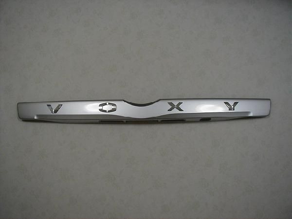 トヨタ純正 高輝度シルバーメタリックリヤガーニッシュ ヴォクシー 70系拍卖