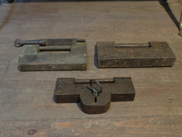 【江戸時代蔵戸の錠前3個】鍵鉄製アイアン古道具アンティーク扉ドア戸金庫リフォームキー自在鉤インテリア箪笥インダストリアル拍卖