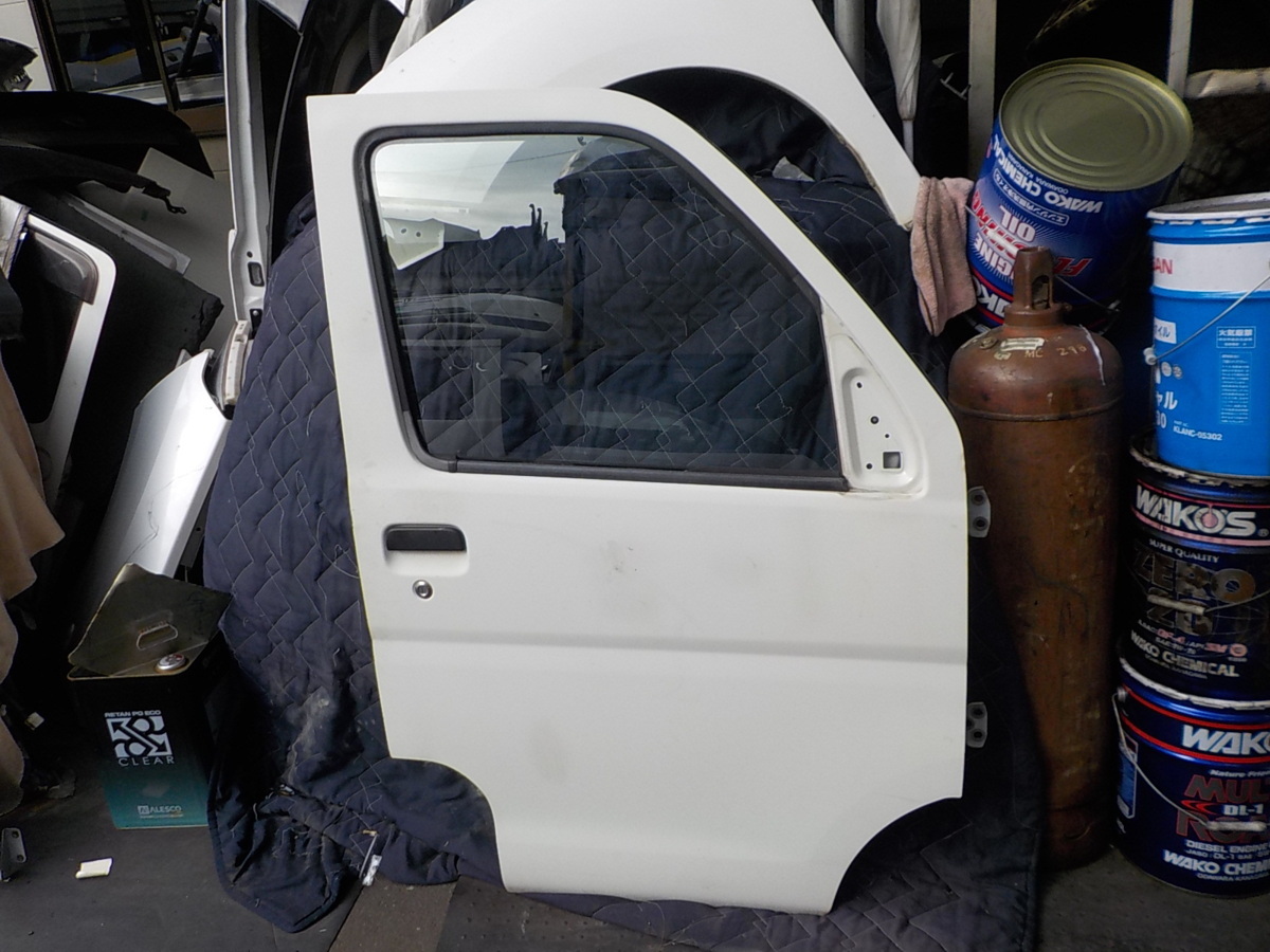 ハイゼット S320V 右 フロントドア W20白 送料はシステム上 無料と表示されますが西濃着払いです。拍卖