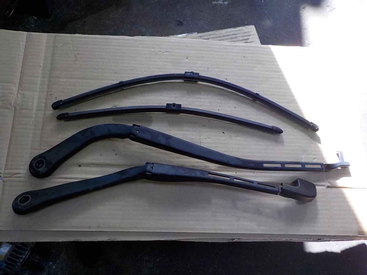 BMW 320iツーリング Mスポーツ VR20 E91 純正 フロントワイパー拍卖