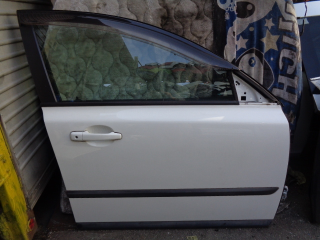 ボルボ V50 MB5244 後期 純正 フロントドア 右 送料はシステム上 無料と表示されますが西濃着払いです。拍卖