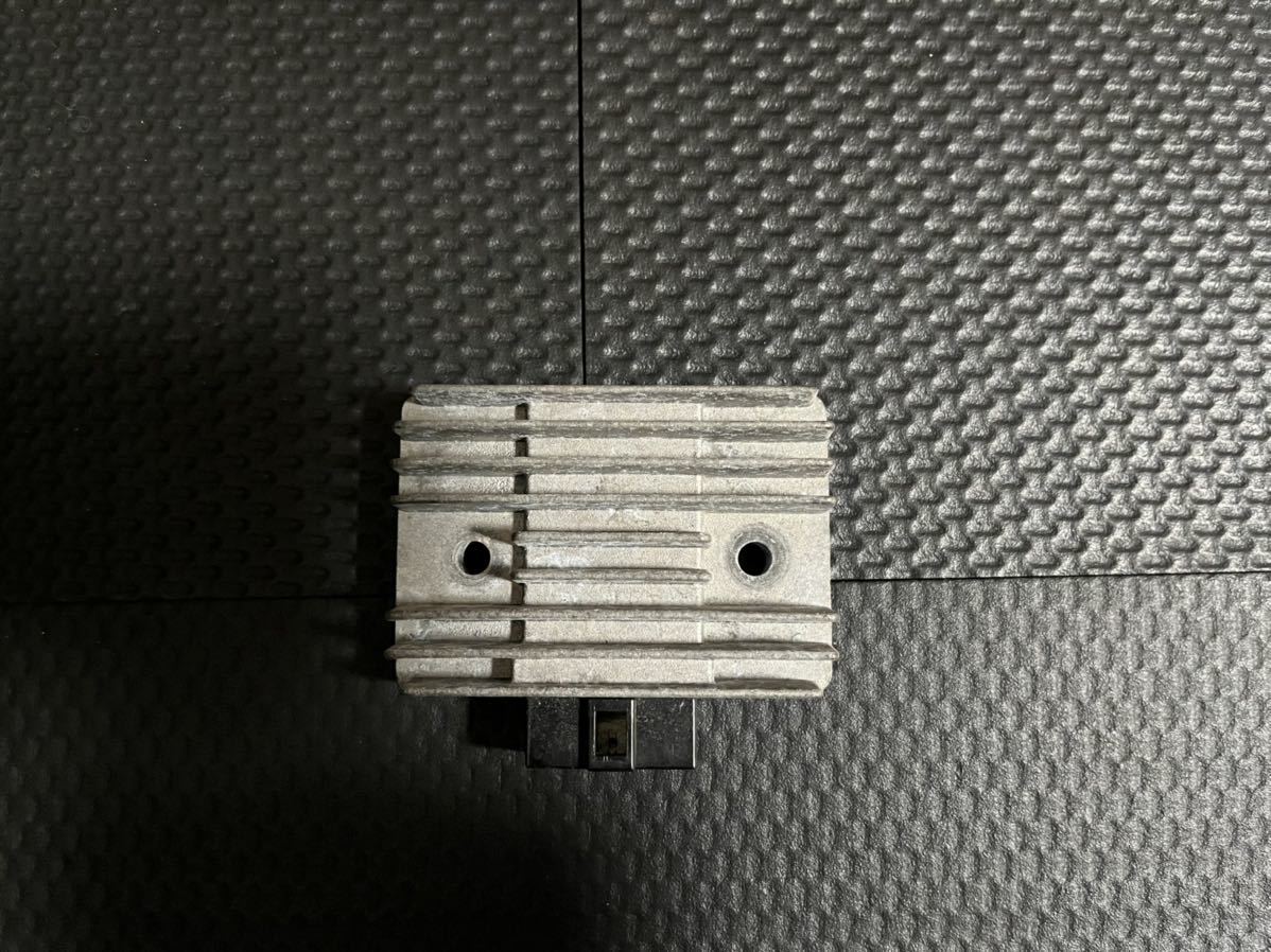 送料無料!! ゼファー400 純正 レギュレーター GPZ400F Z400GP Z400FX レストア、ストックなどに!! 沖縄 マルコメ CDI イグナイター 1拍卖