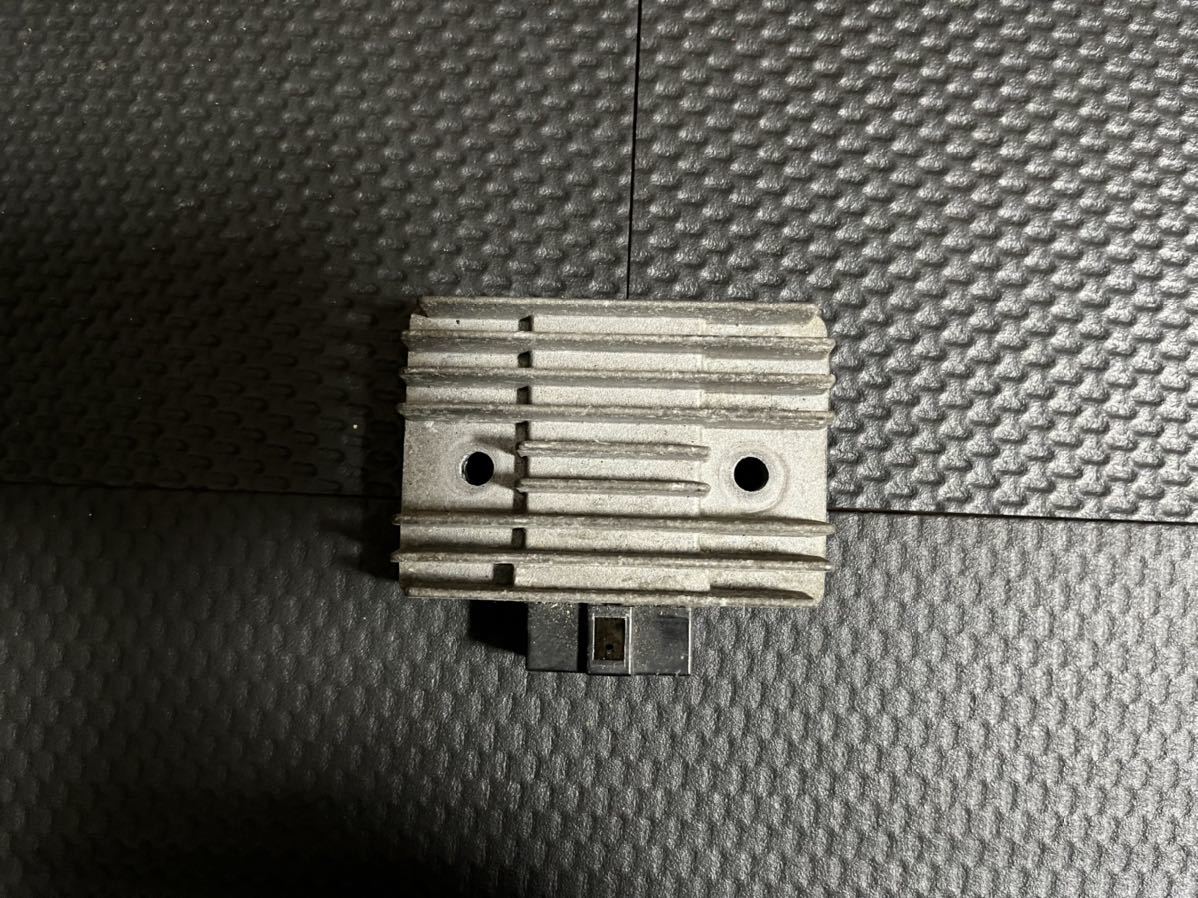 送料無料!! ゼファー400 純正 レギュレーター GPZ400F Z400GP Z400FX レストア、ストックなどに!! 沖縄 マルコメ CDI イグナイター 3拍卖