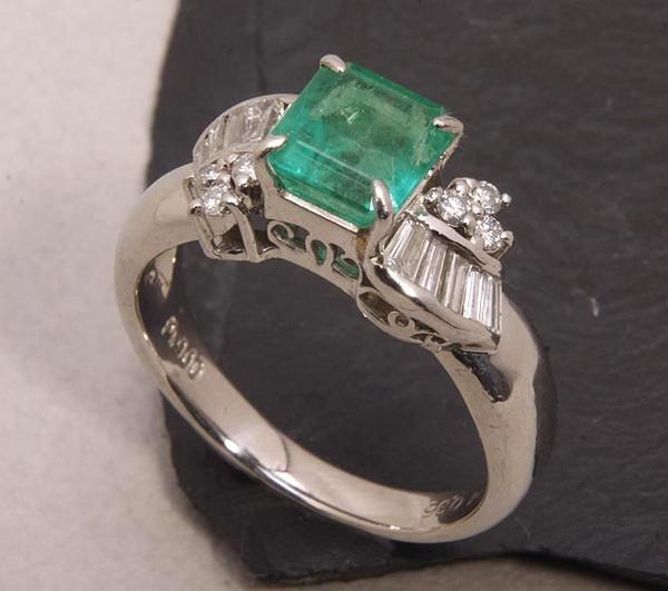 《質屋出品》Pt900★エメラルド1.34ct+ダイアデザインリング★C-2352拍卖