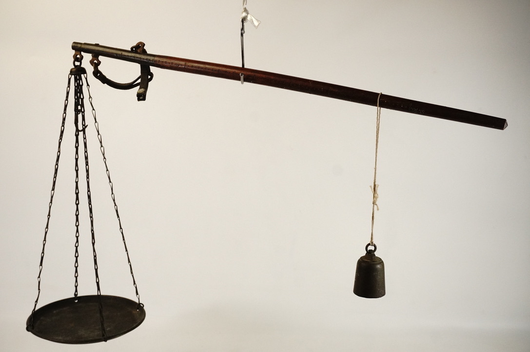 日本のアンティーク 明治〜大正 竿秤 分銅 一貫二百匁 定錘群馬 天秤 古民具 全長40.5cm 経年の使い込まれた風合いが素晴らしい! TOT拍卖