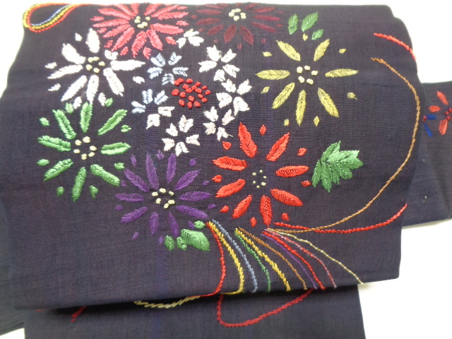 a166-80 名古屋帯 六通柄 花草刺繍文 黒地 古布はぎれ 市松人形 手作り リメイク レトロ アンティーク拍卖