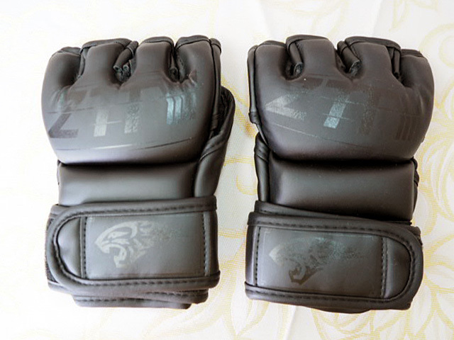 新品未使用 ②ZTTY ハーフ フィンガーグローブ ブラック・S・220610拍卖