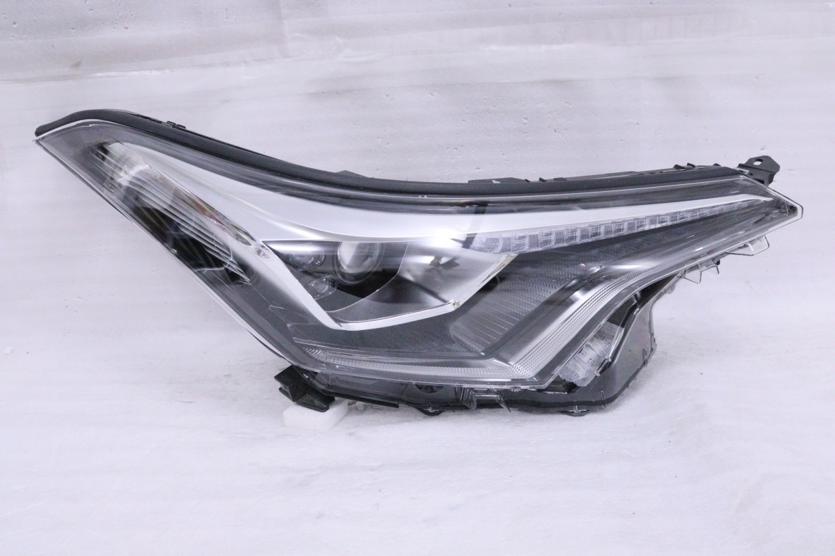 13-855★美品★前期 LED NGX10 C-HR★右ヘッドライト KOITO 10-101 打刻:4 ブラック 純正★トヨタ (RO)拍卖