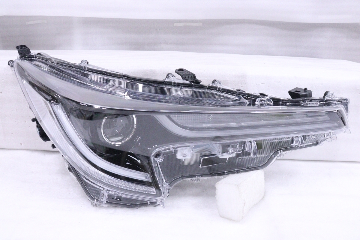 10-2589★美品★LED NRE210H カローラスポーツ★右ヘッドライト KOITO 12-614 打刻:B ブラック 純正★トヨタ (UK)拍卖