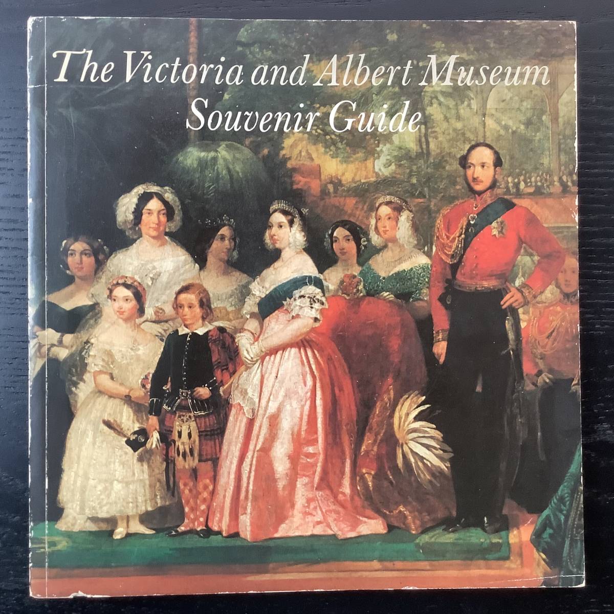 入手困難 レア古書 V&A ヴィクトリア アンド アルバート ミュージアム スーベニアガイドブック 1980 ブローシャー2枚付 Souvenir Guide拍卖