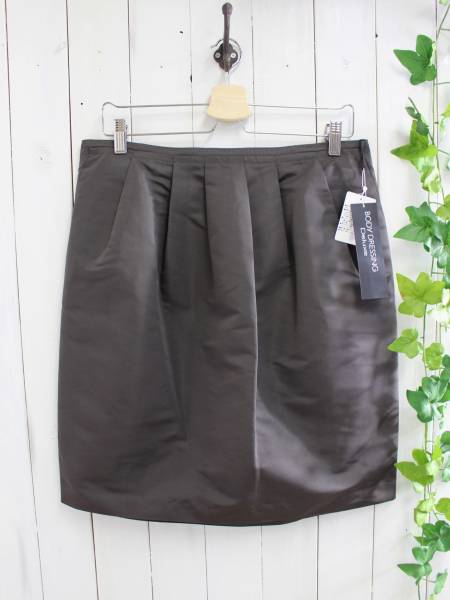 定価27,000円 新品*BODY DRESSING Deluxe ボディドレッシングデラックス*パイピング タックコクーンスカート サイズ(17)拍卖