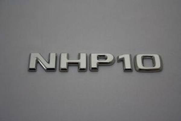 ベンツ風 トヨタアクア型式エンブレム NHP10 アルファーベット ステッカー 車名 ロゴ シール クロムメッキ パーツ 部品 組み換え可能 汎用拍卖