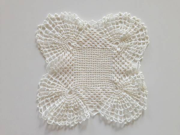 アンティークショップ購入 花形ドイリー 希少 アイボリー 白 クリックポストにて発送 30センチ レース 編み拍卖