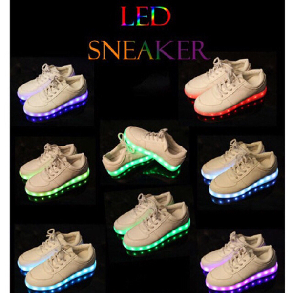 今年大流行の LEDスニーカー 24.5cm 光る靴 スニーカー拍卖