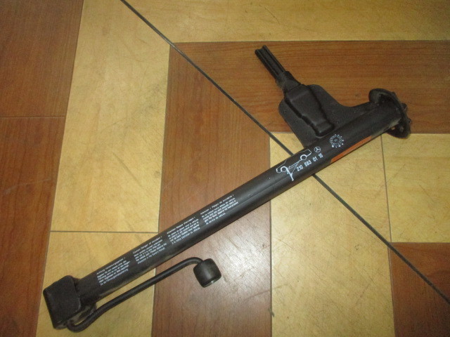 ■ベンツ W210 車載ジャッキ 中古 2105830115 部品取あり ツールキット スペアホイール シェル カバー マット 三角表示板 W202 W208 ■拍卖