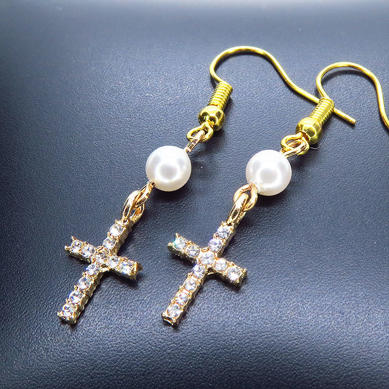 ラインストーンを散りばめたゴールドカラーのロザリオとスワロフスキーパールを組み合わせた可愛いピアス拍卖