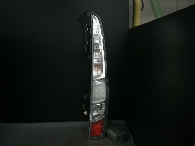 ムーヴ LA110S 右 テール ランプ ライト 81550-B2380拍卖