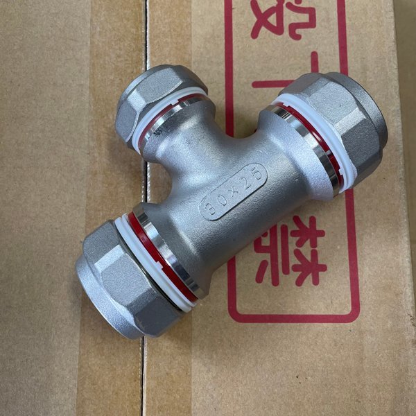 TS 【未使用】呼称30×25(ZLRT)4個入り 日立金属株式会社 一般配管用ステンレス鋼 鋼管用 ゼットロック メカニカル綱手 径違いチー ⑤拍卖