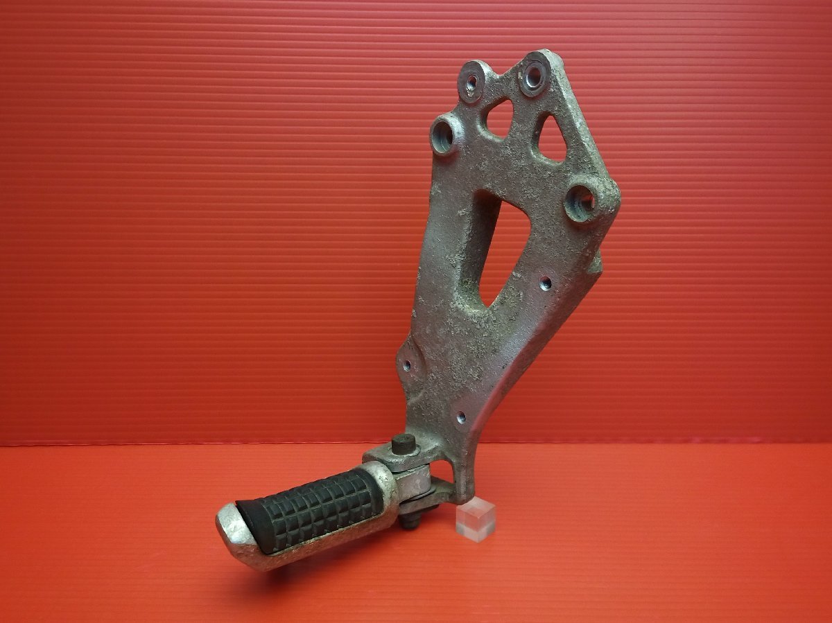 60【評価A】 GSX-R1100 GU74A 油冷 純正 タンデム リア ステップ プレート ホルダー 左 6X041拍卖