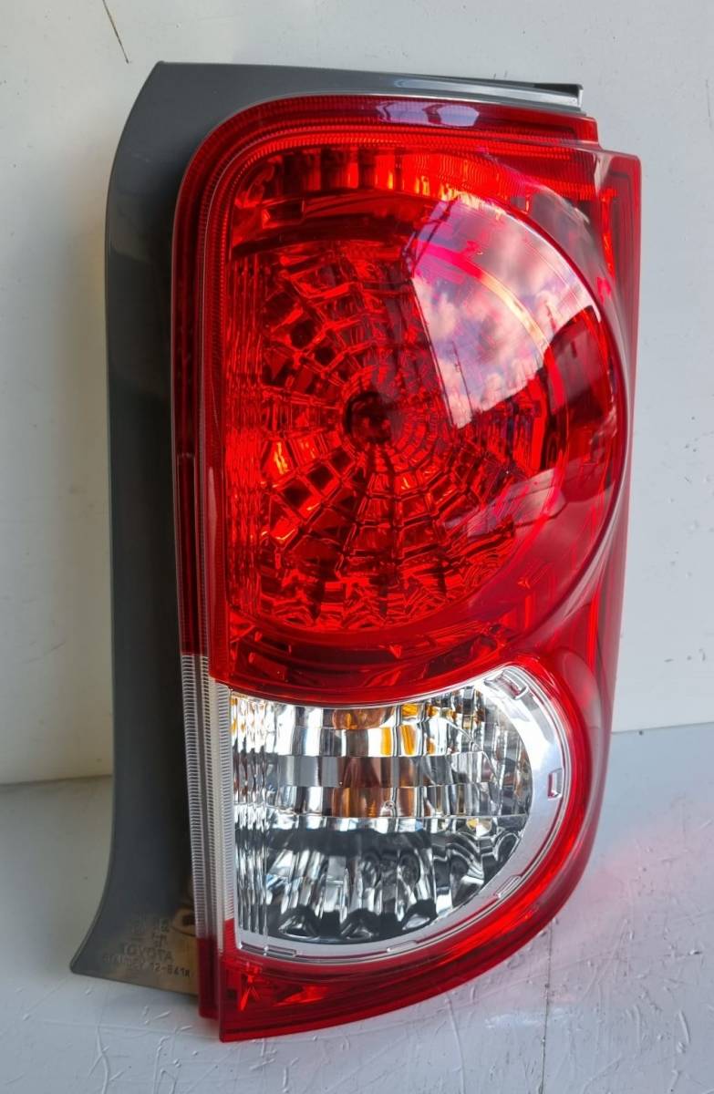トヨタ カローラルミオン NZE151W テールランプ 右 12-541拍卖