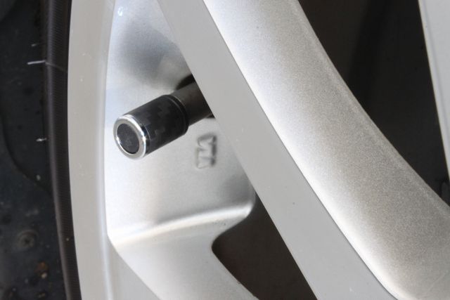 送料込 カーボン調エアバルブ キャップ クロムメッキXカーボン ブラック アルミホイール ホイル ナット キャリパー 外装 パーツ トヨタ拍卖