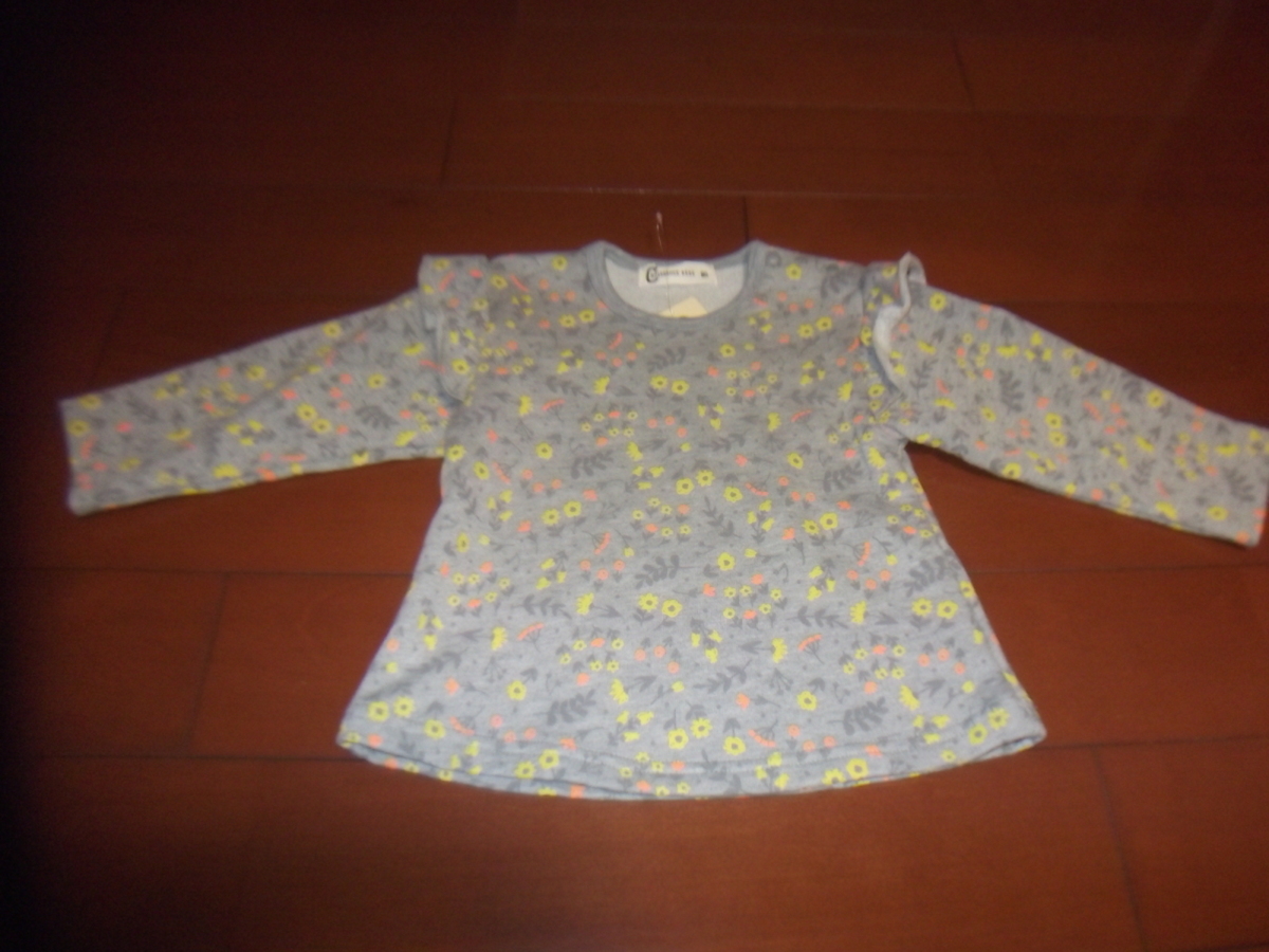 新品 女児 トレーナー サイズ95 お花がかわいい グレー 肩ボタン有り クリックポスト発送可 切手可拍卖